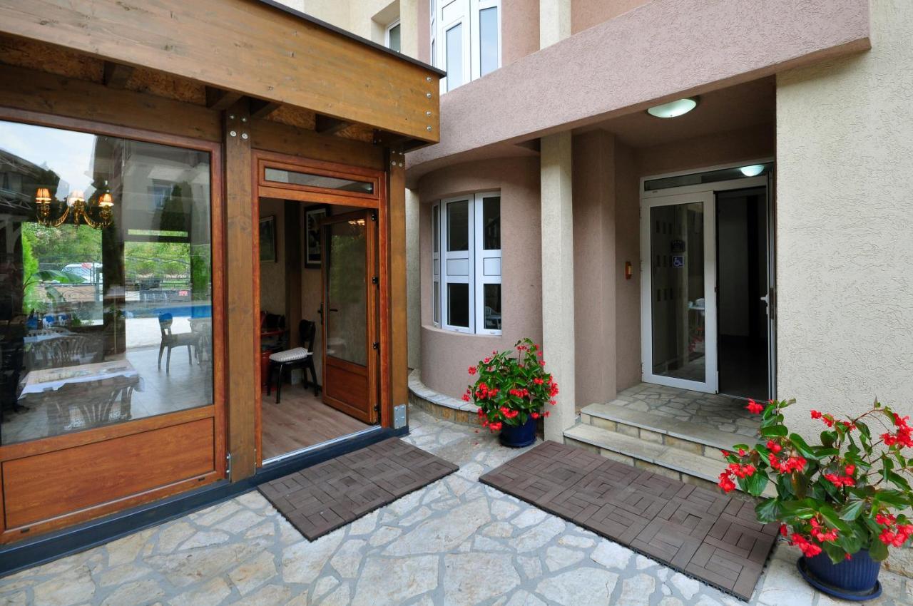 Sunny Hill Apartments & Aqua Park Врнячка-Баня Экстерьер фото